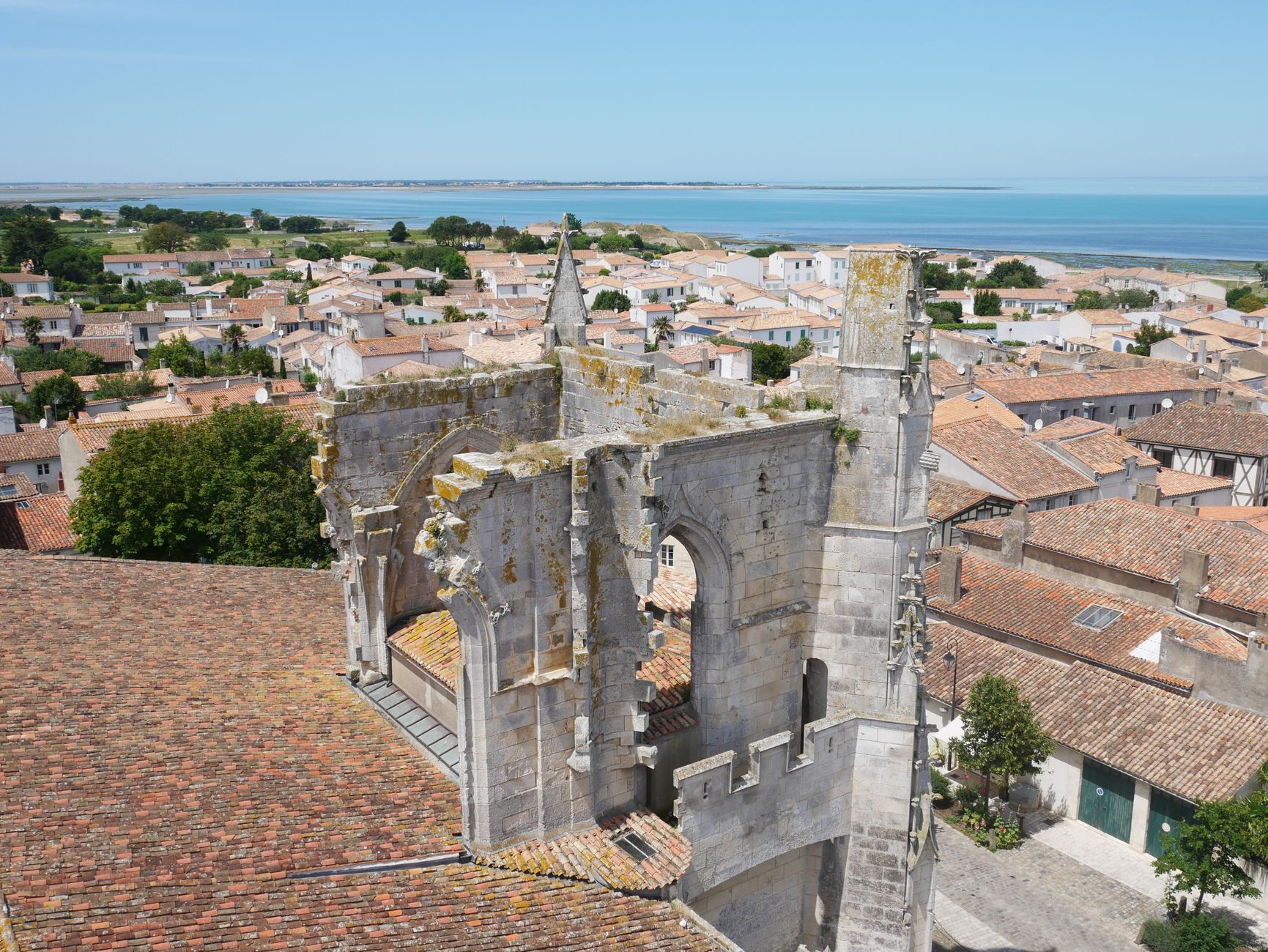 Bâchage de toiture équipe à Arles